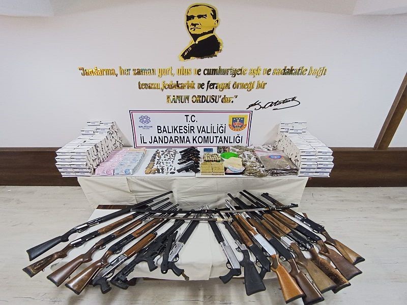 BALIKESİR'İN EDREMİT İLÇESİNDE JANDARMA EKİPLERİNCE DÜZENLENEN EŞ ZAMANLI OPERASYONDA GÖZALTINA