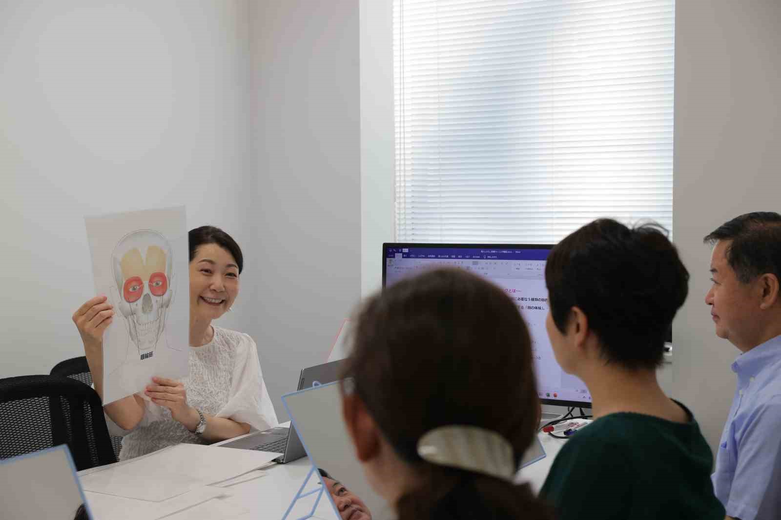 JAPONYA’DA GÜLÜMSEMEYİ UNUTANLAR EĞİTİM ALIYOR