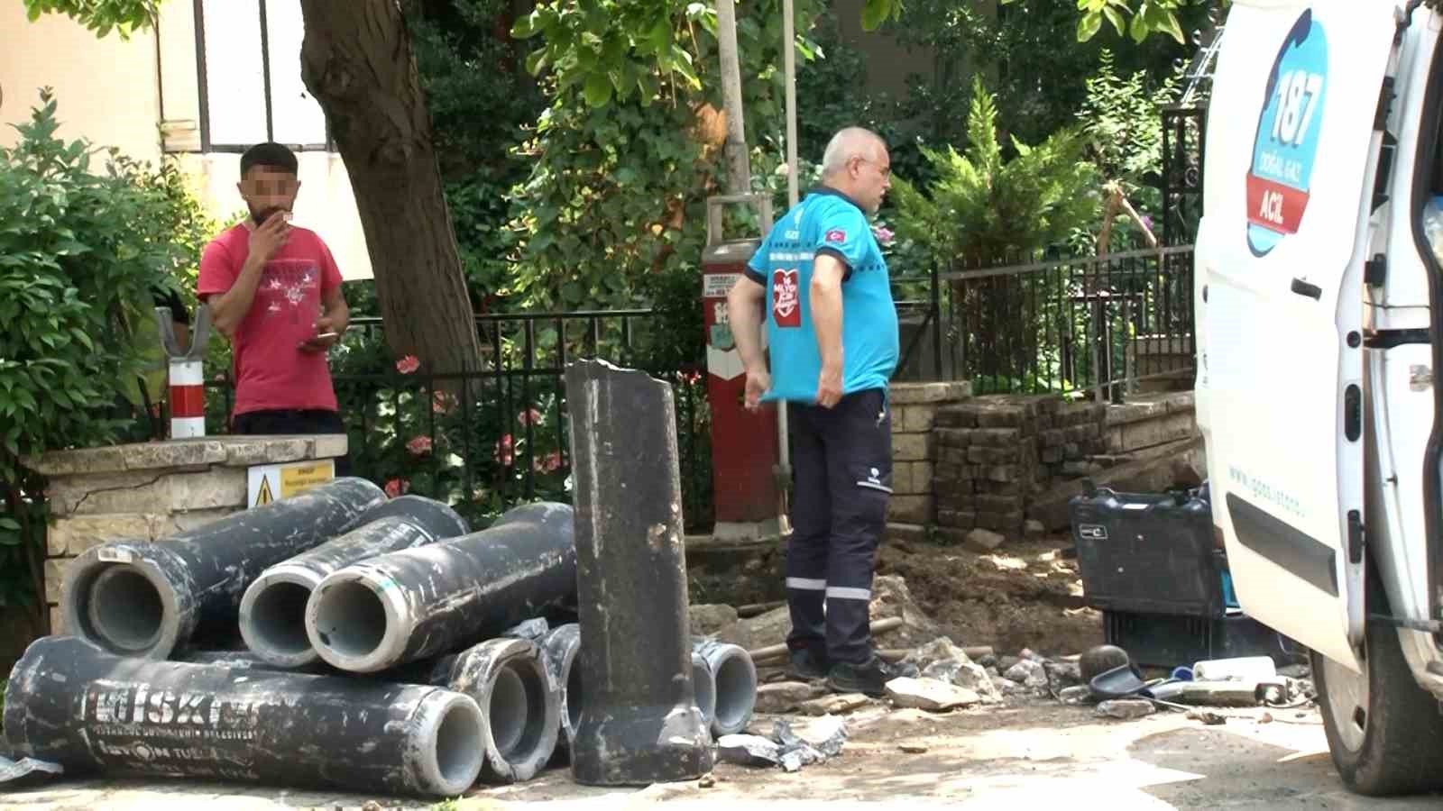 İGDAŞ EKİPLERİNİN SIZINTIYA MÜDAHALE ETTİĞİ SIRADA BİR VATANDAŞ İSE ELİNDEKİ