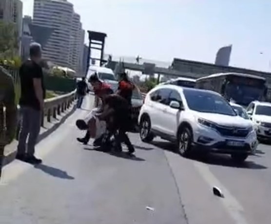 EMNİYET EKİPLERİ, OTOMOBİL SÜRÜCÜSÜNÜ GÖZALTINA ALARAK POLİS MERKEZİNE GÖTÜRDÜ. KAÇAN