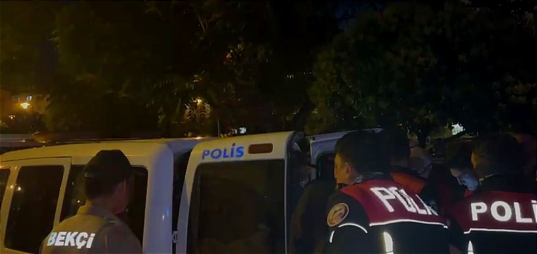 DENİZLİ'DE VATANDAŞIN ŞÜPHE ÜZERİNE İHBAR ETTİĞİ KİŞİNİN KADIN KILIĞINA GİREN