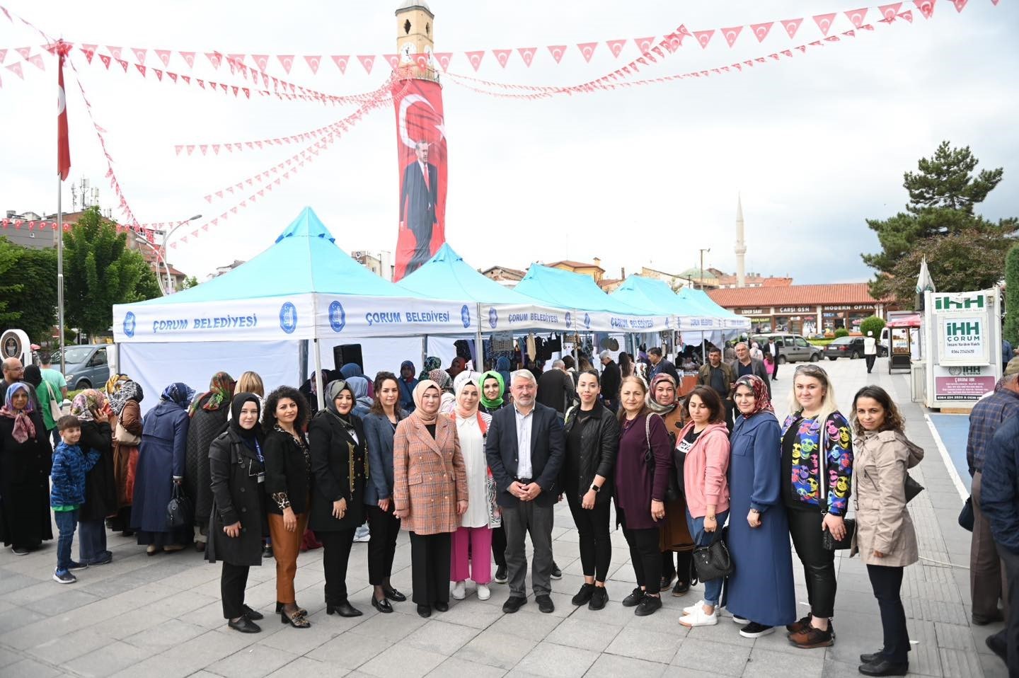 KADINLAR, EL EMEĞİ ÜRÜNLERİNİ ÇORUM BELEDİYESİ TARAFINDAN SAAT KULESİ ÖNÜNE