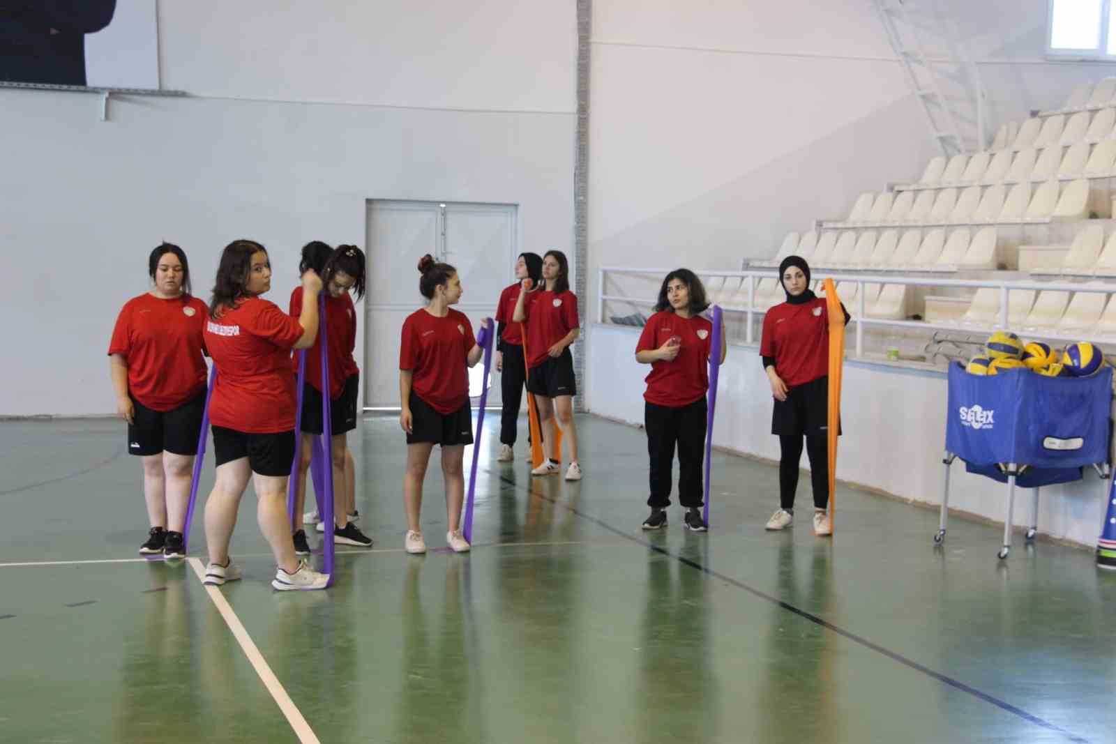 1308 OSMANELİ BELEDİYESPOR KADIN VOLEYBOL TAKIMI SEZONUN İLK ANTRENMANINI GERÇEKLEŞTİRDİ