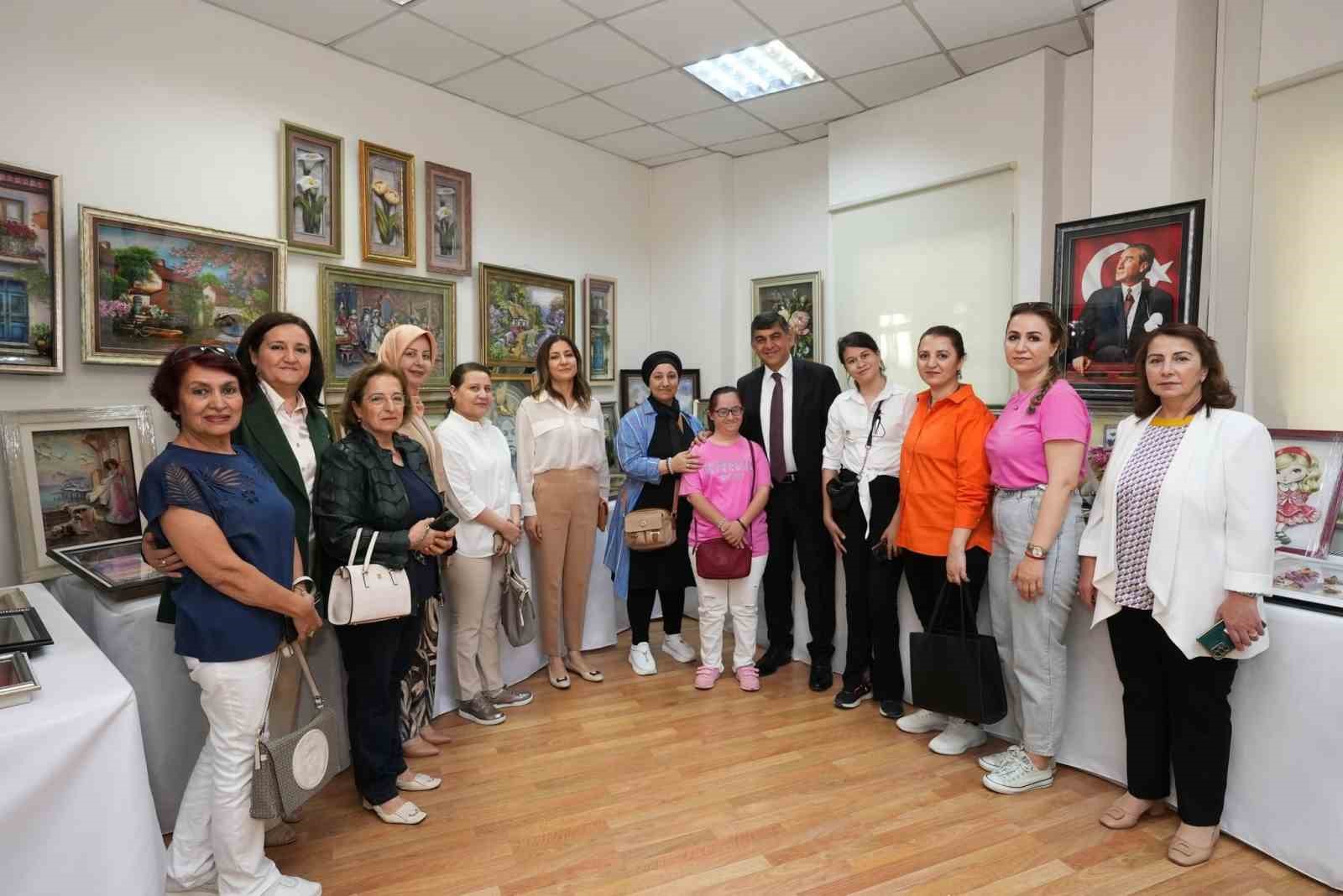 KADINLAR, ESERLERİNİ GÖRÜCÜYE ÇIKARDI