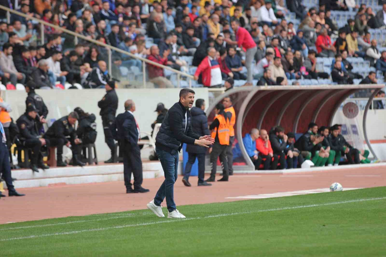 TFF 3. LİG EKİPLERİNDEN KARŞIYAKA, TEKNİK DİREKTÖRLÜK GÖREVİ İÇİN ERSİN