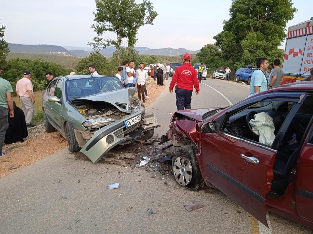 BALIKESİR DURSUNBEY İLÇESİNDE KAFA KAFAYA ÇARPIŞAN OTOMOBİLDEKİ 1 KİŞİ HAYATINI