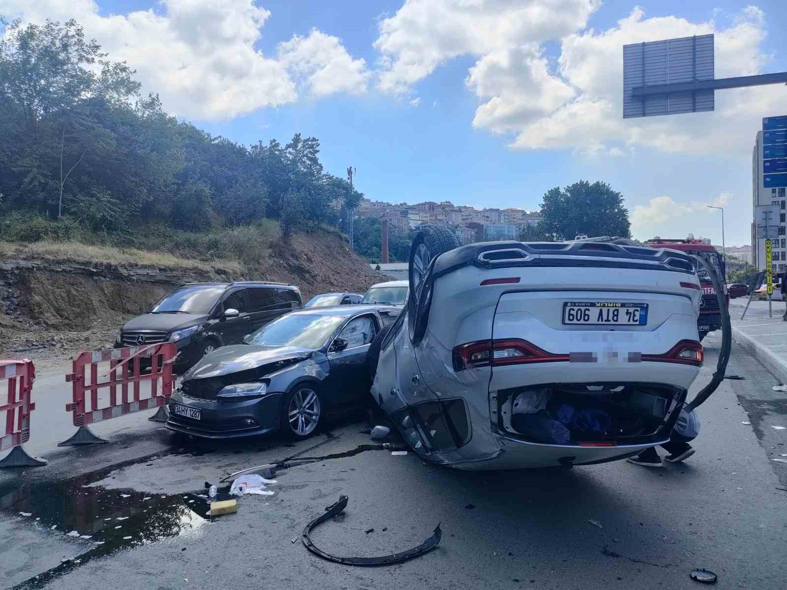 KAĞITHANE CENDERE CADDESİ’NDE İKİ OTOMOBİLİN ÇARPIŞMASI SONUCU MEYDANA GELEN KAZADA