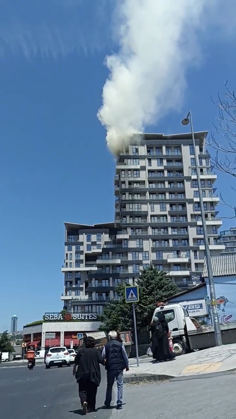 KAĞITHANE’DE 15 KATLI REZİDANSIN ÇATISINDA YANGIN ÇIKTI.