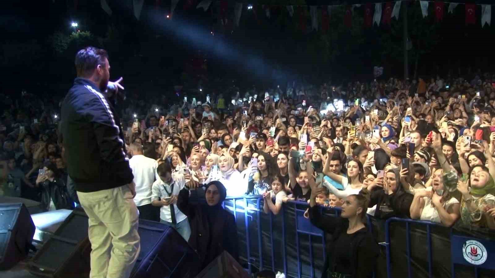 KAĞITHANELİ GENÇLER SİNAN AKÇIL KONSERİ İLE DOYASIYA EĞLENDİ