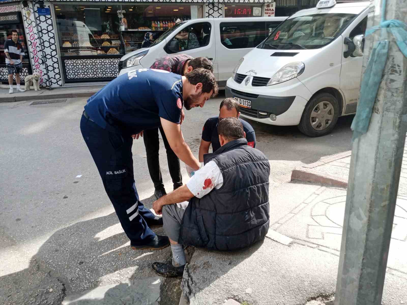 KALDIRIMDAN DÜŞEREK HAFİF YARALANAN ADAM