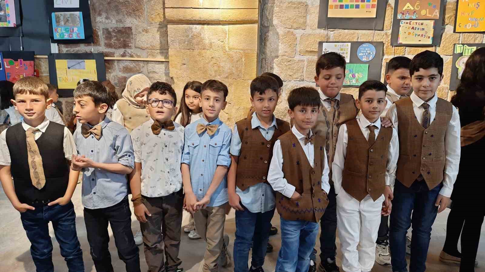KALEARDI 75. YIL İLKOKULU ÖĞRENCİLERİNDEN EHRAM DEFİLESİ