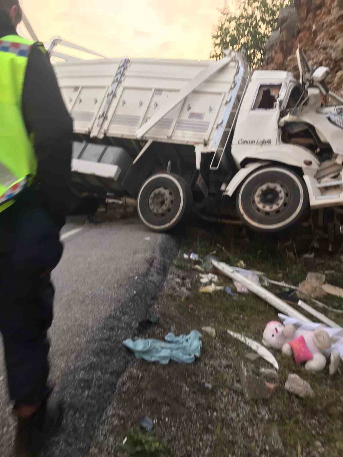 ANTALYA'NIN AKSEKİ İLÇESİNDE MEYDANA GELEN TRAFİK KAZASINDA 2 KİŞİ YARALANDI.