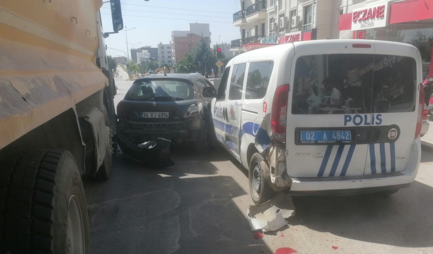 ADIYAMAN’DA, TRAFİK IŞIKLARINDA BEKLEYEN OTOMOBİL İLE POLİS ARACINA, KAMYON ÇARPTI.