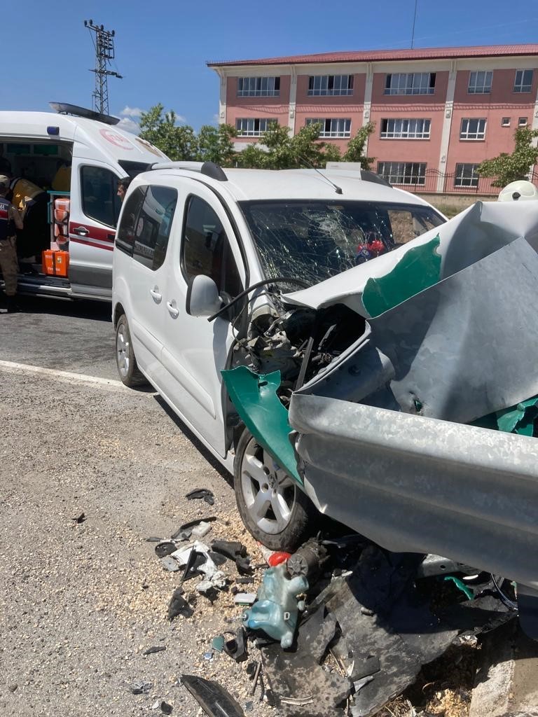 VAN-ÇALDIRAN KARAYOLUNDA KONTROLDEN ÇIKAN KAMYONETİN BARİYERLERE ÇARPMASI SONUCU 3 KİŞİ
