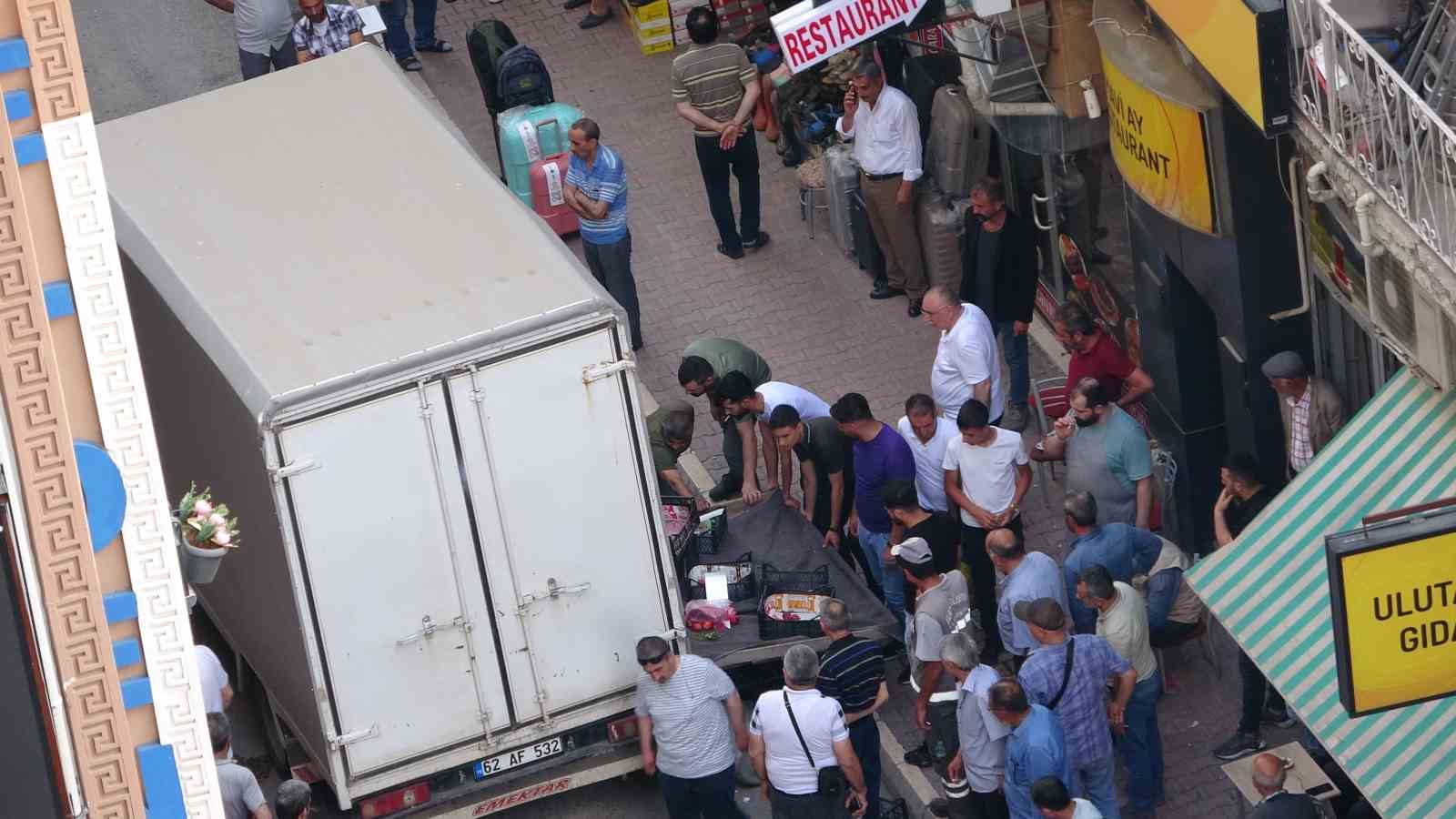 ELAZIĞ’DA KAMYONUN ÇARPMASI SONUCU YARALANAN SEYYAR SATICI HASTANEYE KALDIRILDI