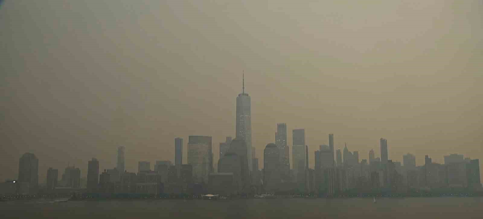 KANADA'DA DEVAM EDEN ORMAN YANGINLARINDAN YÜKSELEN DUMAN, ABD'NİN NEW YORK