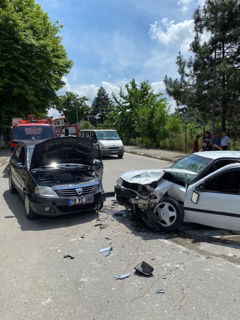KARABÜK’ÜN SAFRANBOLU İLÇESİNDE İKİ OTOMOBİLİN ÇARPIŞMASI SONUCU MEYDANA GELEN KAZADA,