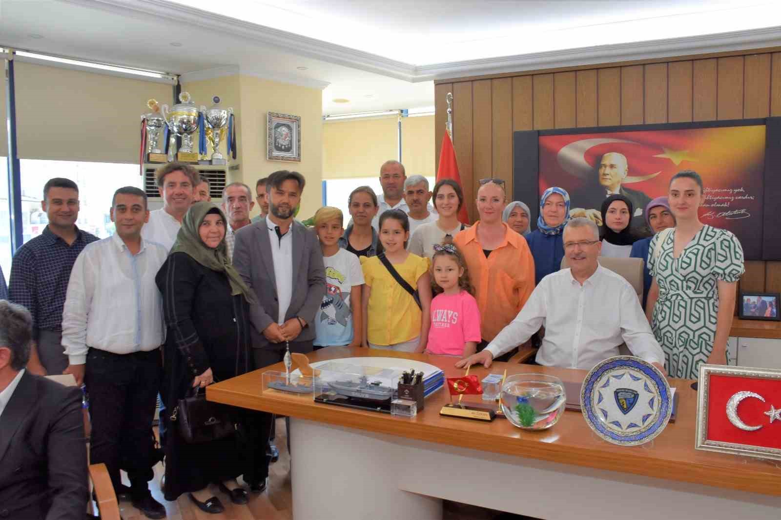 KARACABEY BELEDİYE BAŞKANI ALİ ÖZKAN, BELEDİYE PERSONELİ VE VATANDAŞLARLA BULUŞTU.