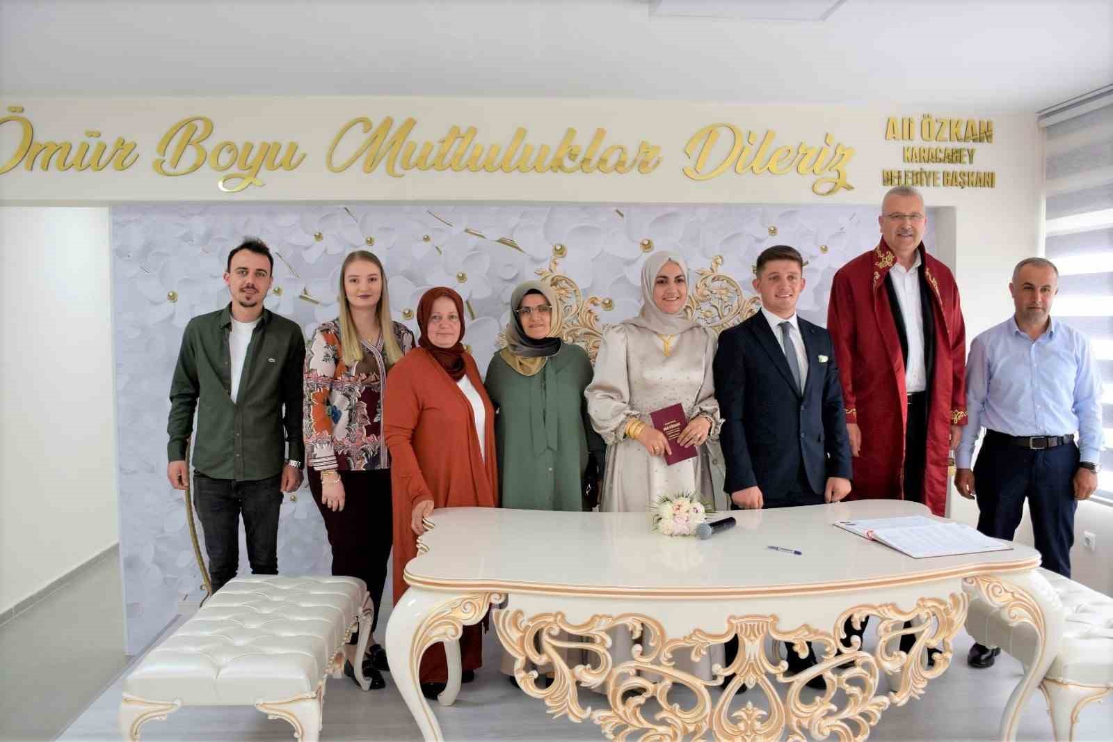 KARACABEY BELEDİYESİ, PANAYIR CADDESİ ÜZERİNDE YILLARDIR ATIL DURUMDA OLAN İŞ