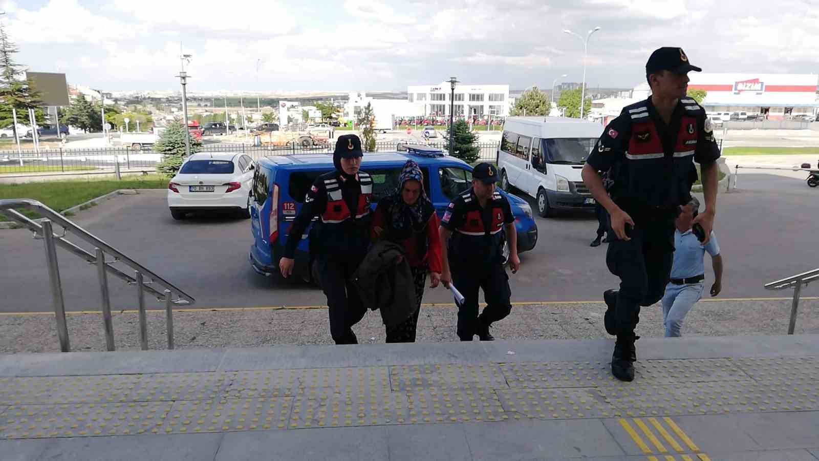 KARAMAN’DA KAYINBİRADERİNİ BIÇAKLAYARAK ÖLDÜREN EMİNE Y., TUTUKLANIRKEN, EŞİNE EV HAPSİ