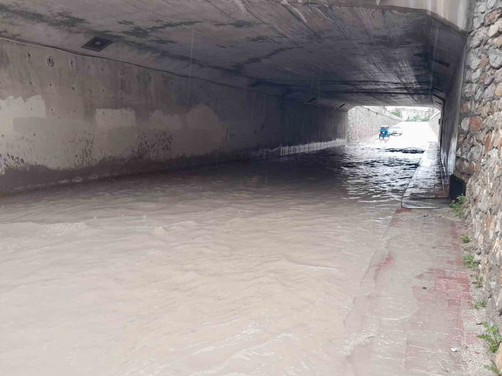 KONYA’NIN KARAPINAR İLÇESİNDE BAŞLAYAN VE 1 SAAT SÜREN KUVVETLİ YAĞMUR