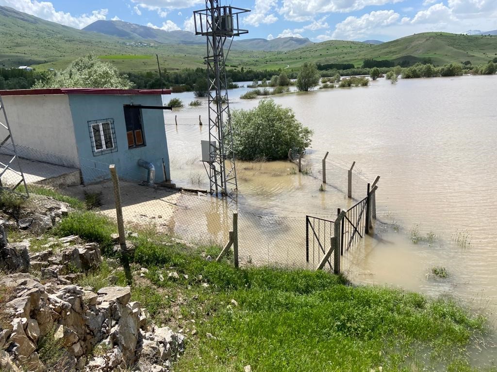ERZİNCAN’IN TERCAN İLÇESİNE BAĞLI KARGIN BELDESİNDE KARASU NEHRİ’NİN TAŞMASI SONUCU