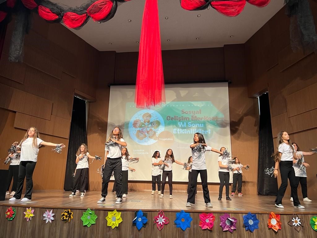 KARASU SGM ÖĞRENCİLERİNİN HAZIRLADIĞI YILSONU ETKİNLİĞİ BÜYÜK HEYECANA SAHNE OLDU.