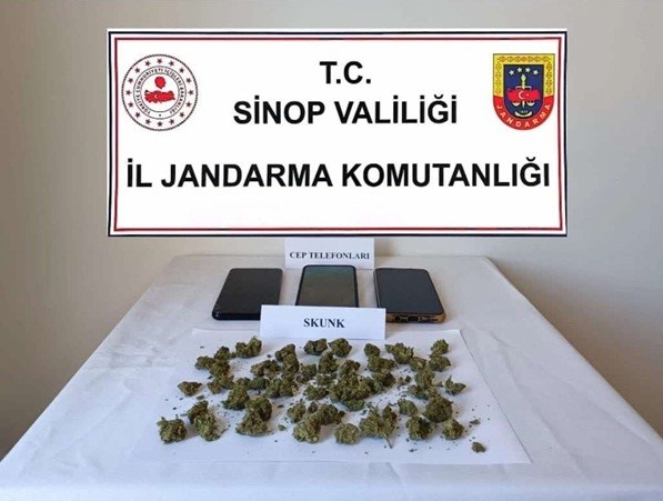 SİNOP’TA-KASTAMONU KARAYOLU ÜZERİNDE YAPILAN ŞOK UYGULAMADA 27 GRAM SKUNK MADDESİ