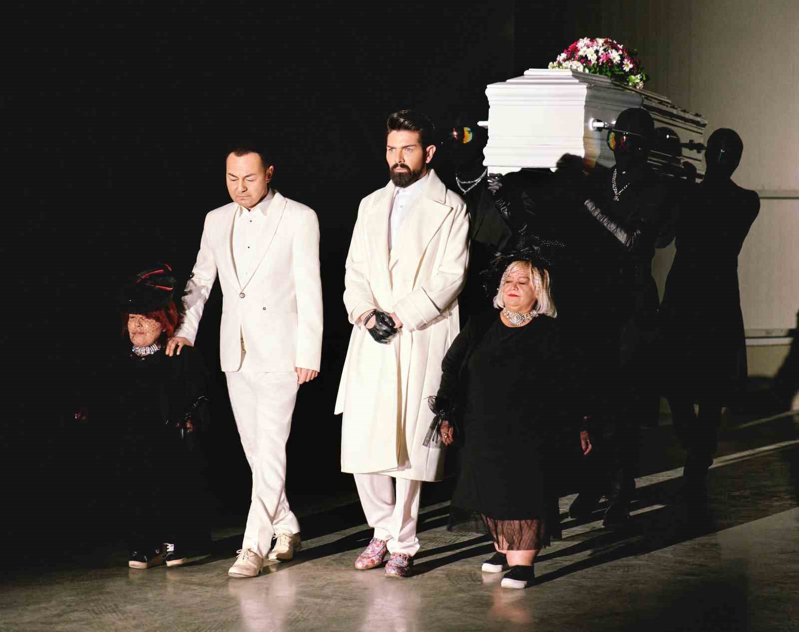 ÜNLÜ ŞARKI SERDAR ORTAÇ, MEHMET ÇEVİK'E VERDİĞİ "BİLSEM Kİ" ŞARKISINA