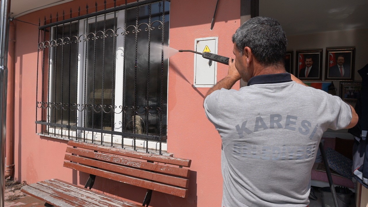 Karesi’de dip bucak temizlik sürüyor KARESİ'DE DİP BUCAK TEMİZLİK SÜRÜYOR