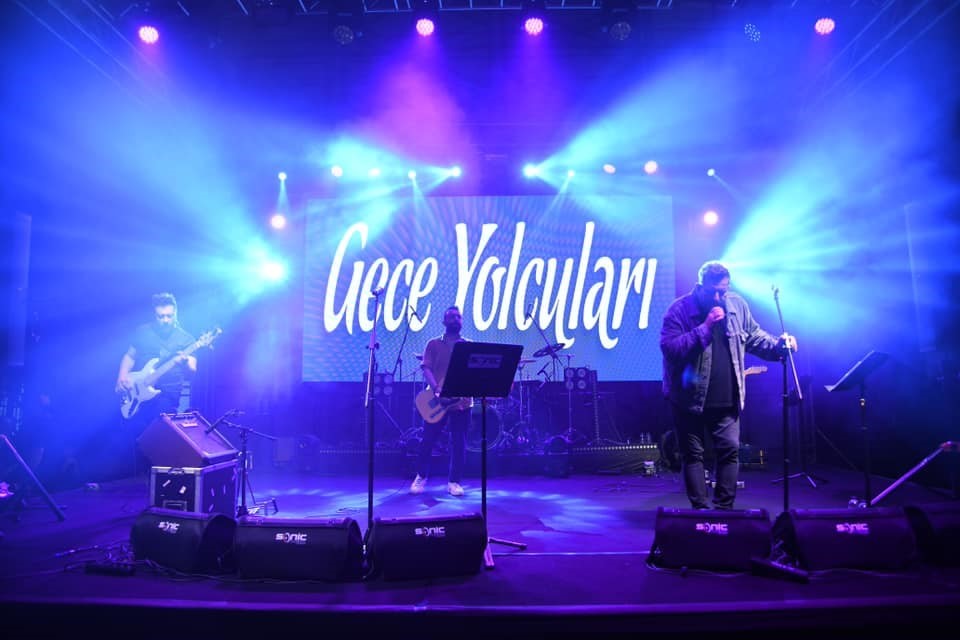 KARESİLİ GENÇLER GECE YOLCULARIYLA ‘YAZA MERHABA’ DEDİ