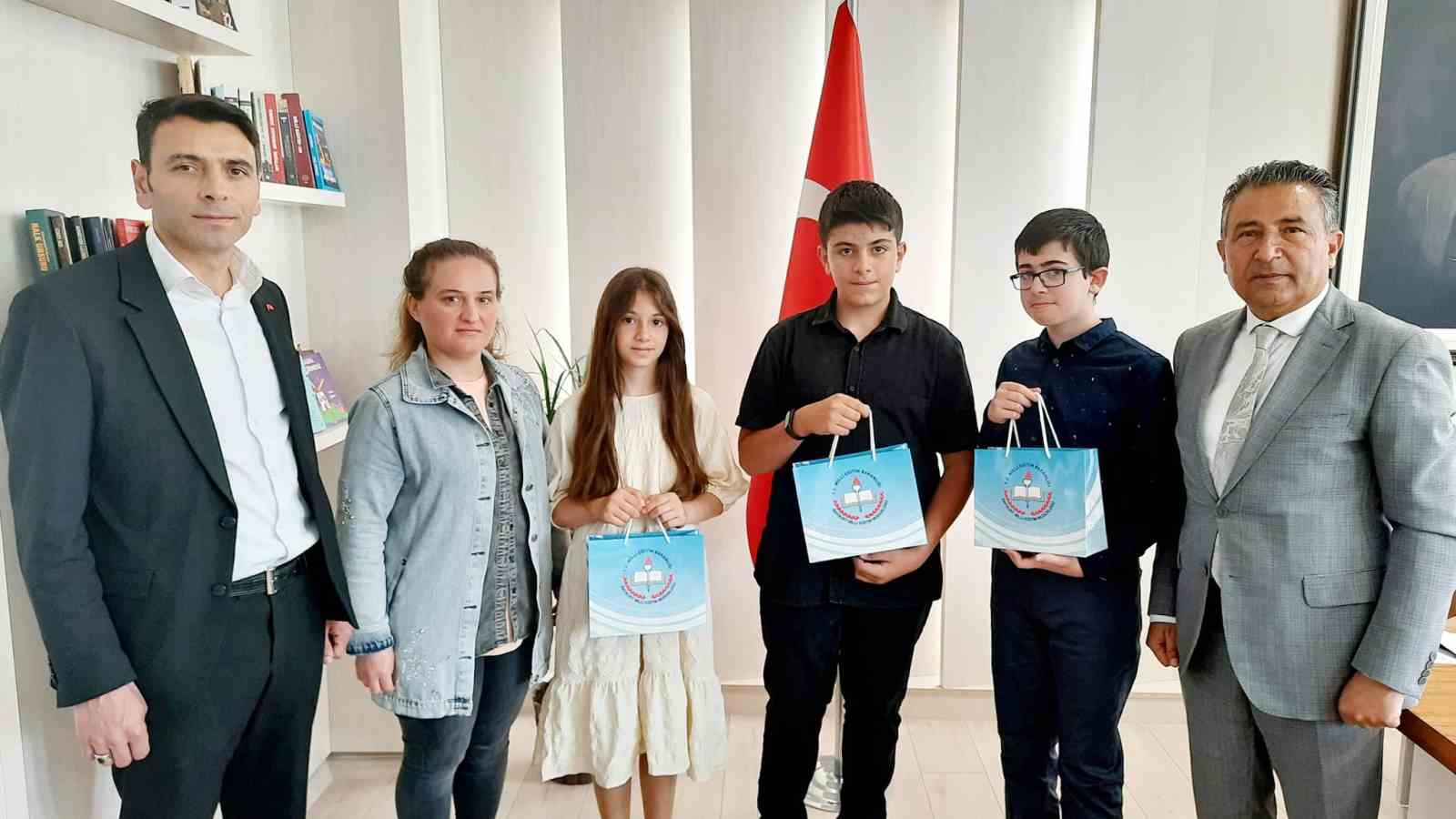 KARİKATÜR YARIŞMASINDA DERECEYE GİREN ÖĞRENCİLER ÖDÜLLENDİRİLDİ