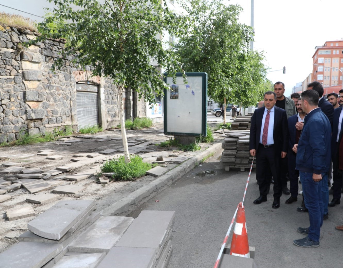 KARS BELEDİYESİ KALDIRIMLARI YAPIYOR(KARS-İHA)