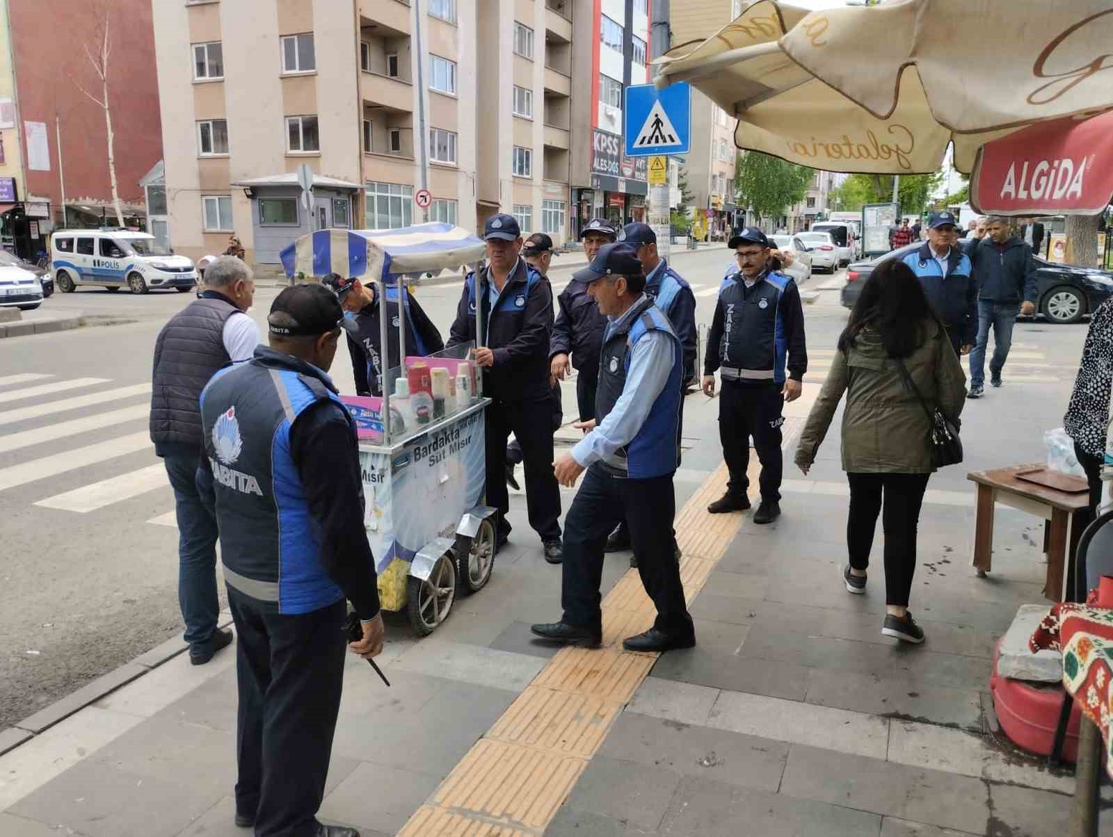 KARS’TA BELEDİYE KALDIRIM İŞGALLERİNE MÜDAHALE EDİYOR. ZABITA EKİPLERİ, ESNAF TARAFINDAN