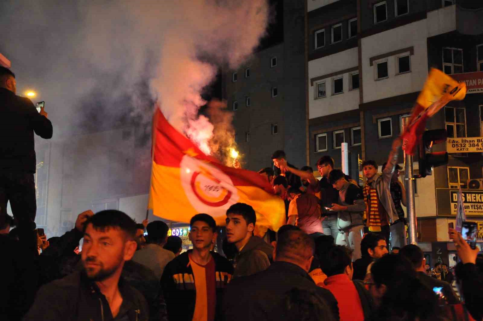 KARS’TA GALATASARAY TARAFTARLARI SOKAĞA DÖKÜLDÜ(KARS-İHA)