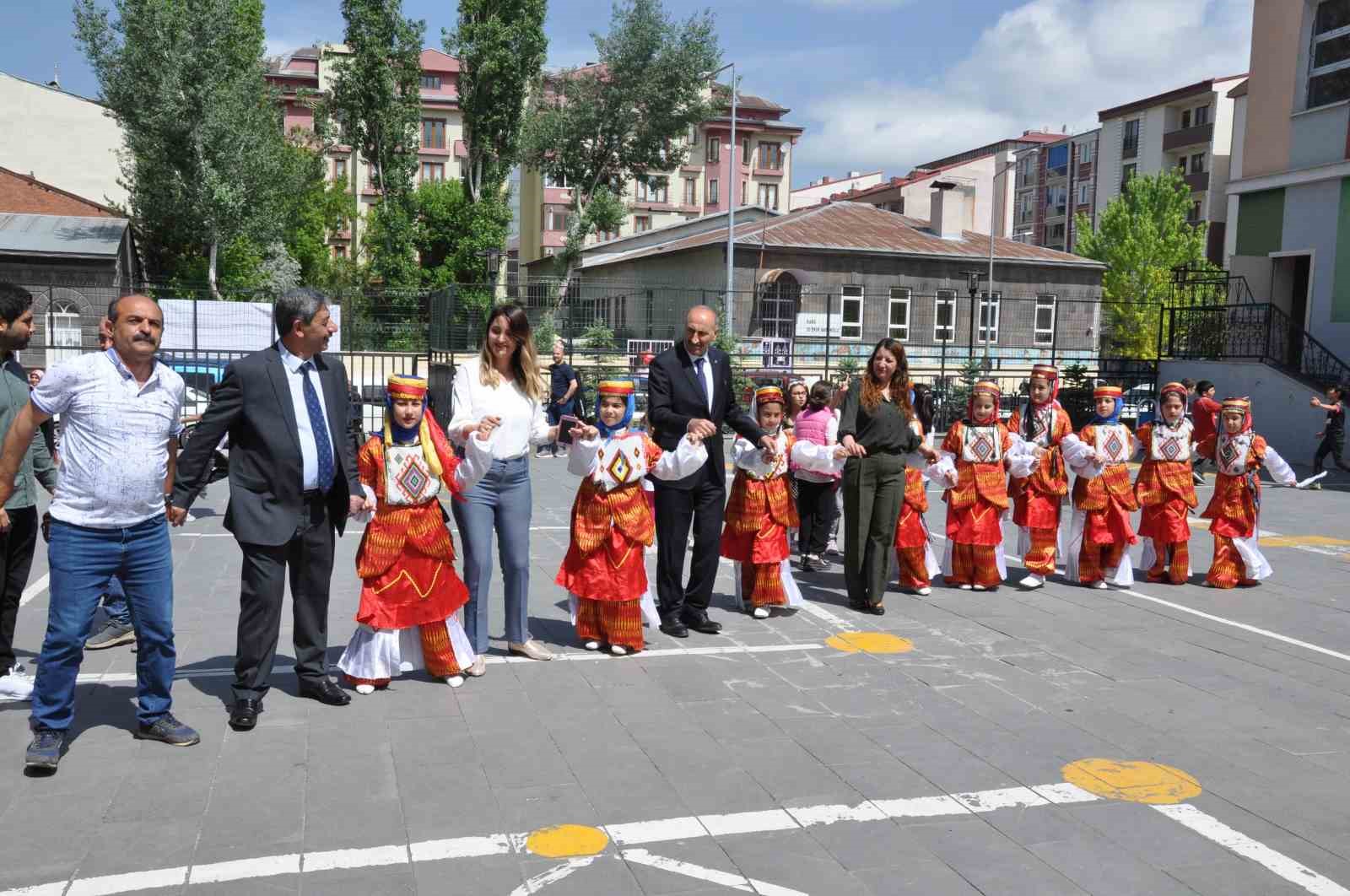 KARS’TA ÖĞRENCİLERDEN DEPREMZEDELERE DESTEK(KARS-İHA)
