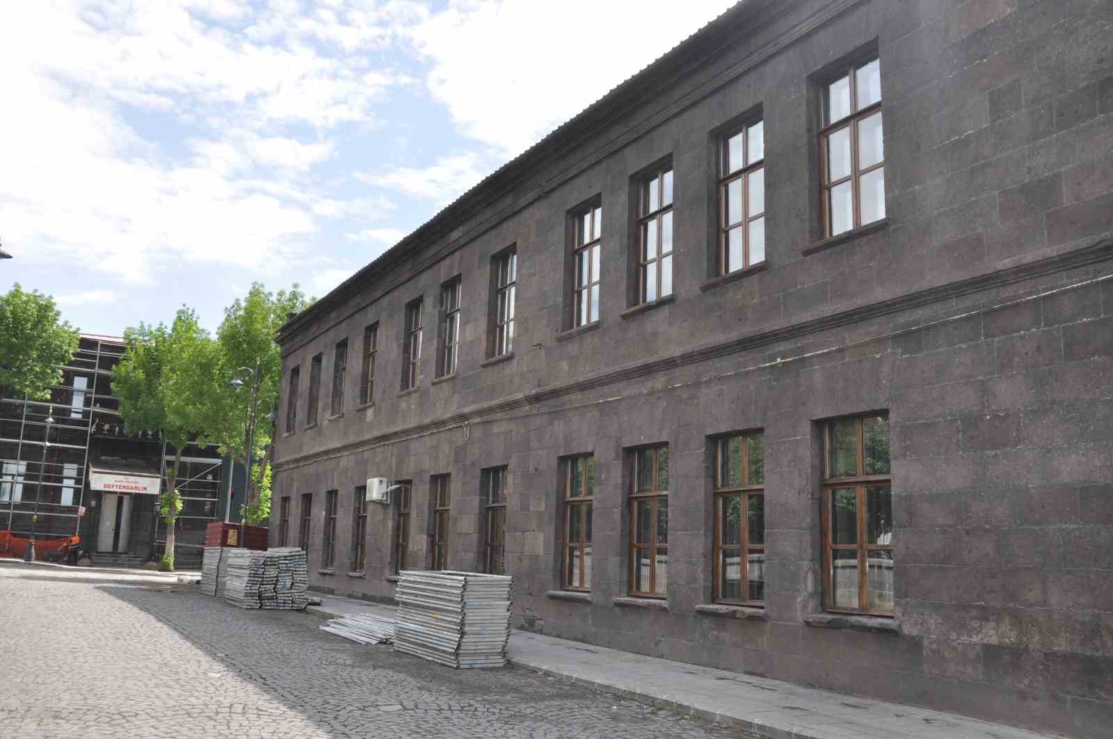 KARS’TA TARİHİ BİNALAR GÜN YÜZÜNE ÇIKIYOR(KARS-İHA)