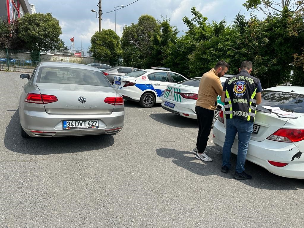 KARTAL D-100 KARAYOLUNDA ART ARDA MAKAS ATARAK İLERLEYEN OTOMOBİLİN SÜRÜCÜSÜ