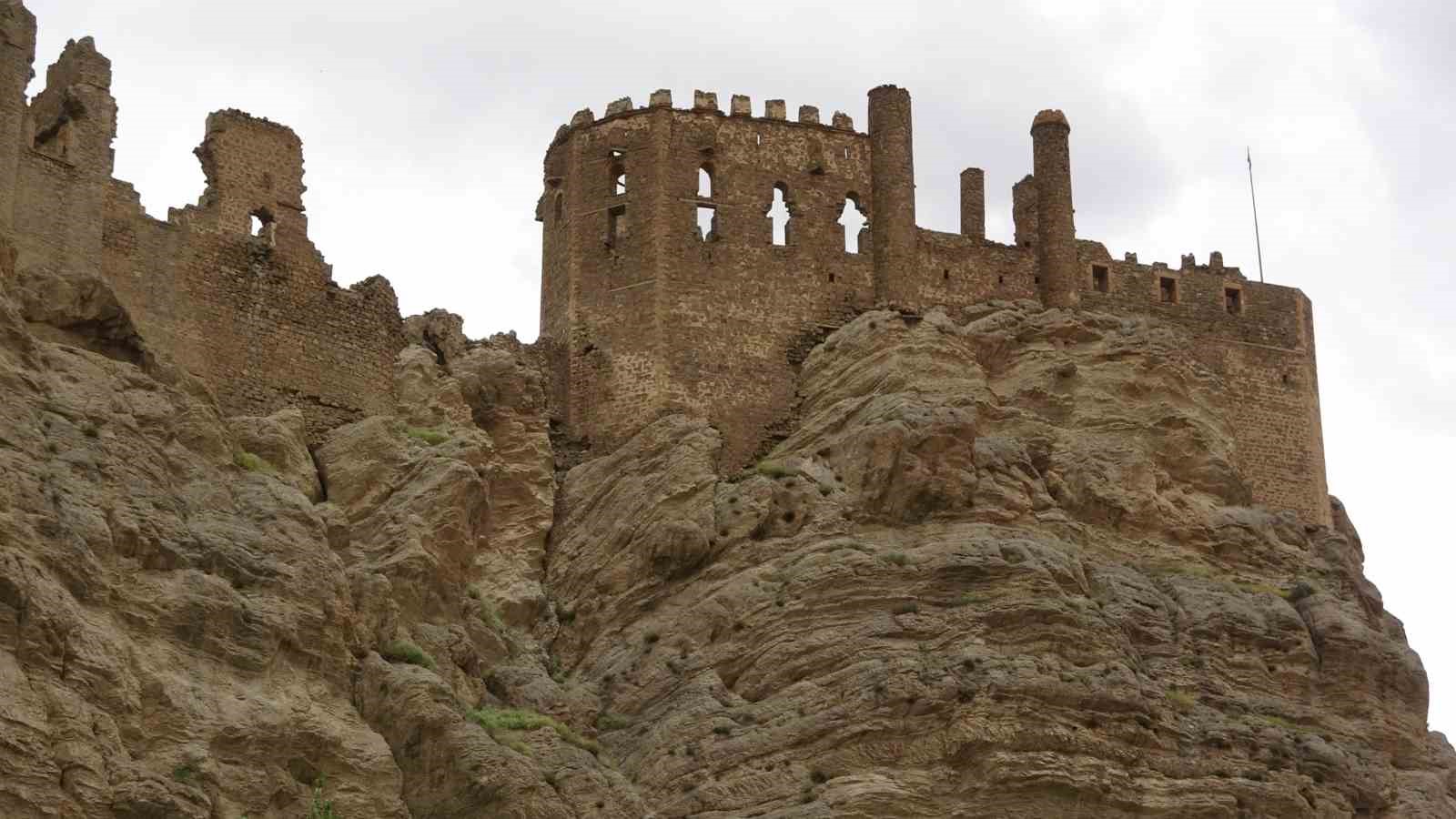 VAN-HAKKARİ KARA YOLU ÜZERİNDE YÜKSEK KAYALARIN ÜZERİNE KURULAN VE TURİSTLERİN