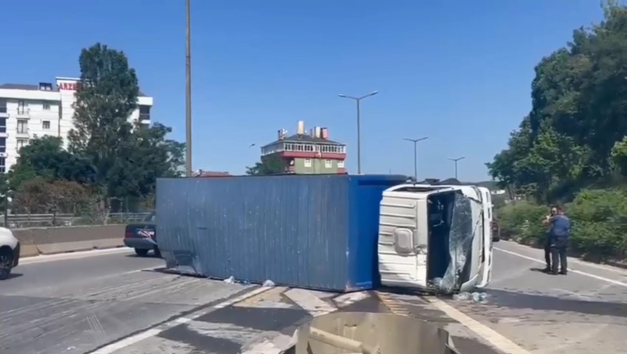 KARTAL'DA ÖNÜNDE SEYİR HALİNDE OLAN OTOMOBİLE ÇARPMAMAK İÇİN MANEVRA YAPAN