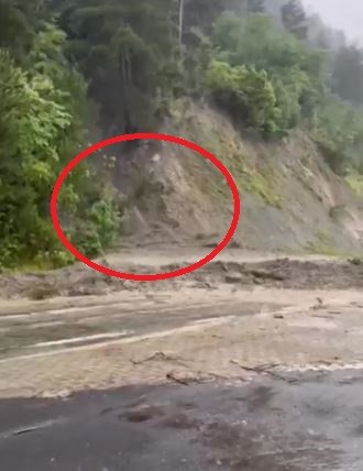 KASTAMONU’NUN ÇATALZEYTİN İLÇESİNDE OLUŞAN HEYELAN CEP TELEFONU KAMERASINA YANSIDI.