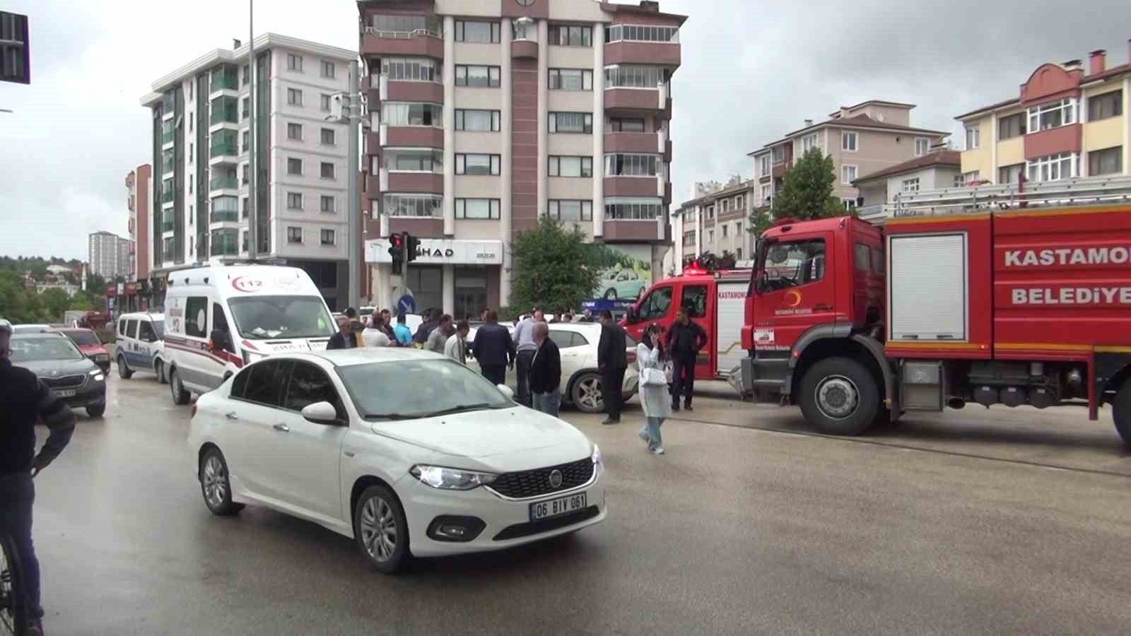 KASTAMONUDA İKİ OTOMOBİLİN  ÇARPIŞMASI NETİCESİNDE MEYDANA GELEN KAZADA 1’İ