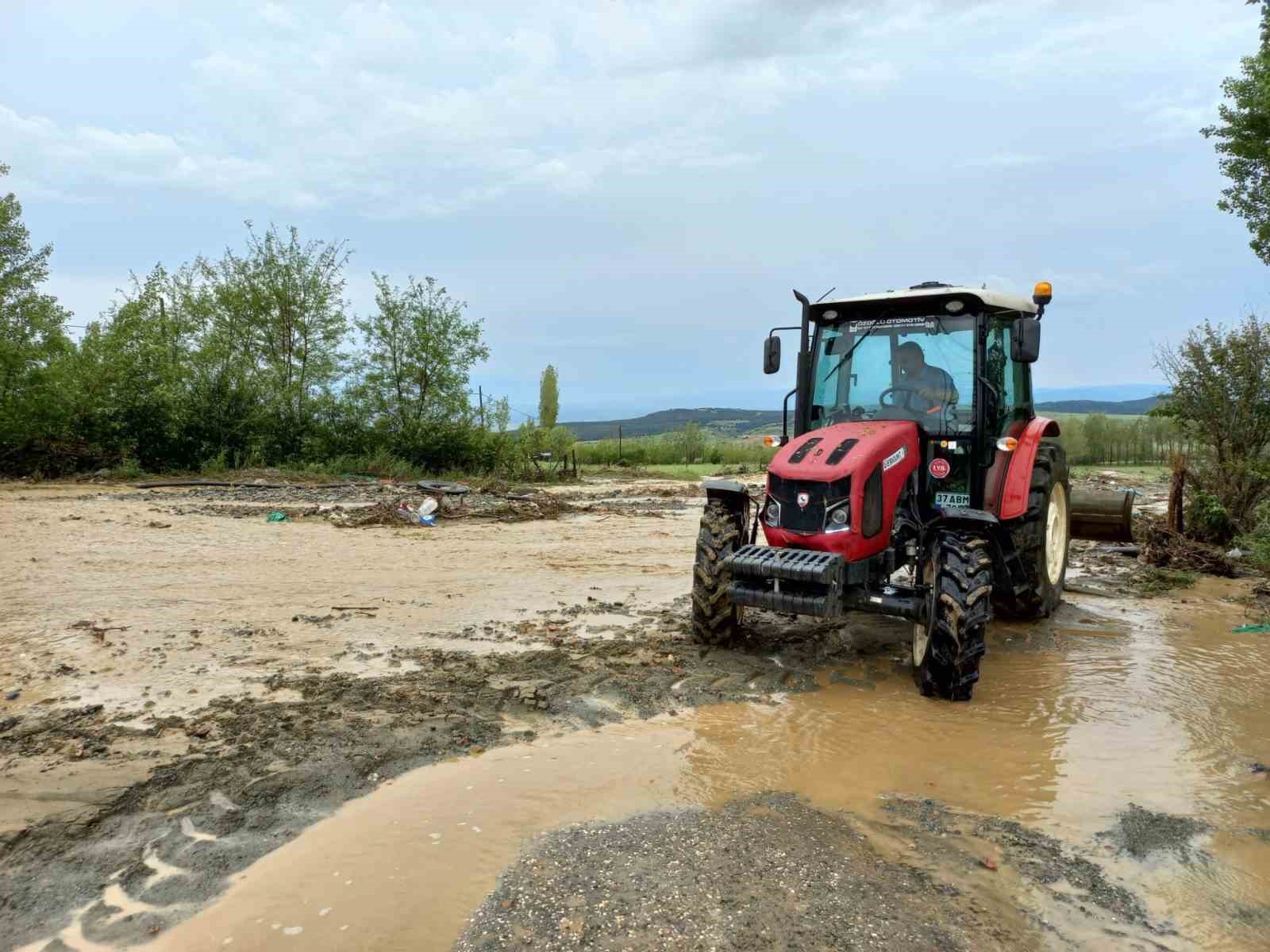 KASTAMONU'NUN TAŞKÖPRÜ İLÇESİNDE ETKİLİ OLAN KUVVETLİ SAĞANAK BAZI KÖYLERDE VE