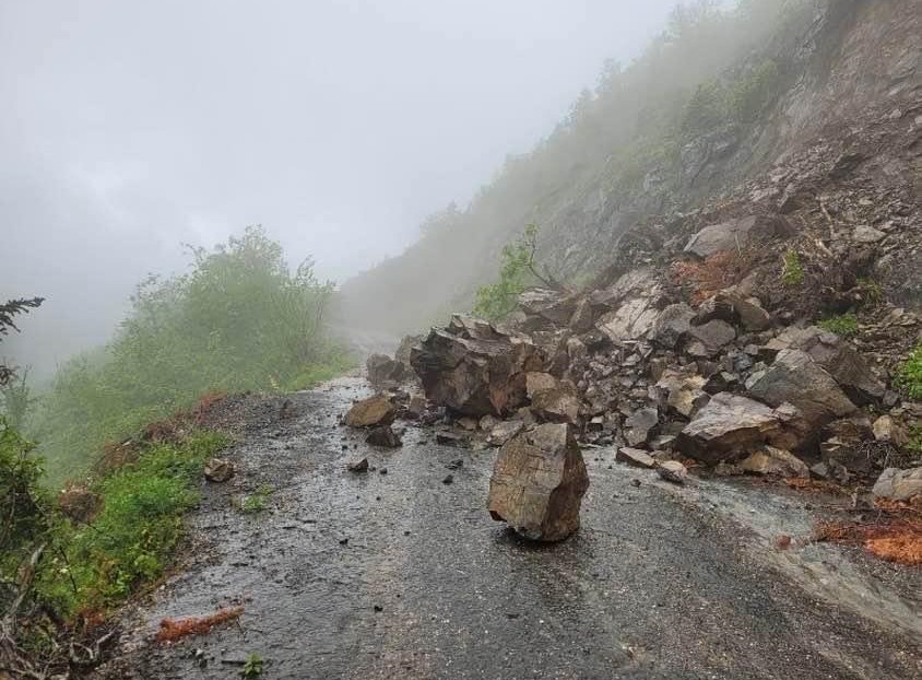 KASTAMONU’DA BİRKAÇ GÜNDÜR ETKİLİ OLAN SAĞANAK YAĞIŞLARIN ARDINDAN YOLU KAPALI