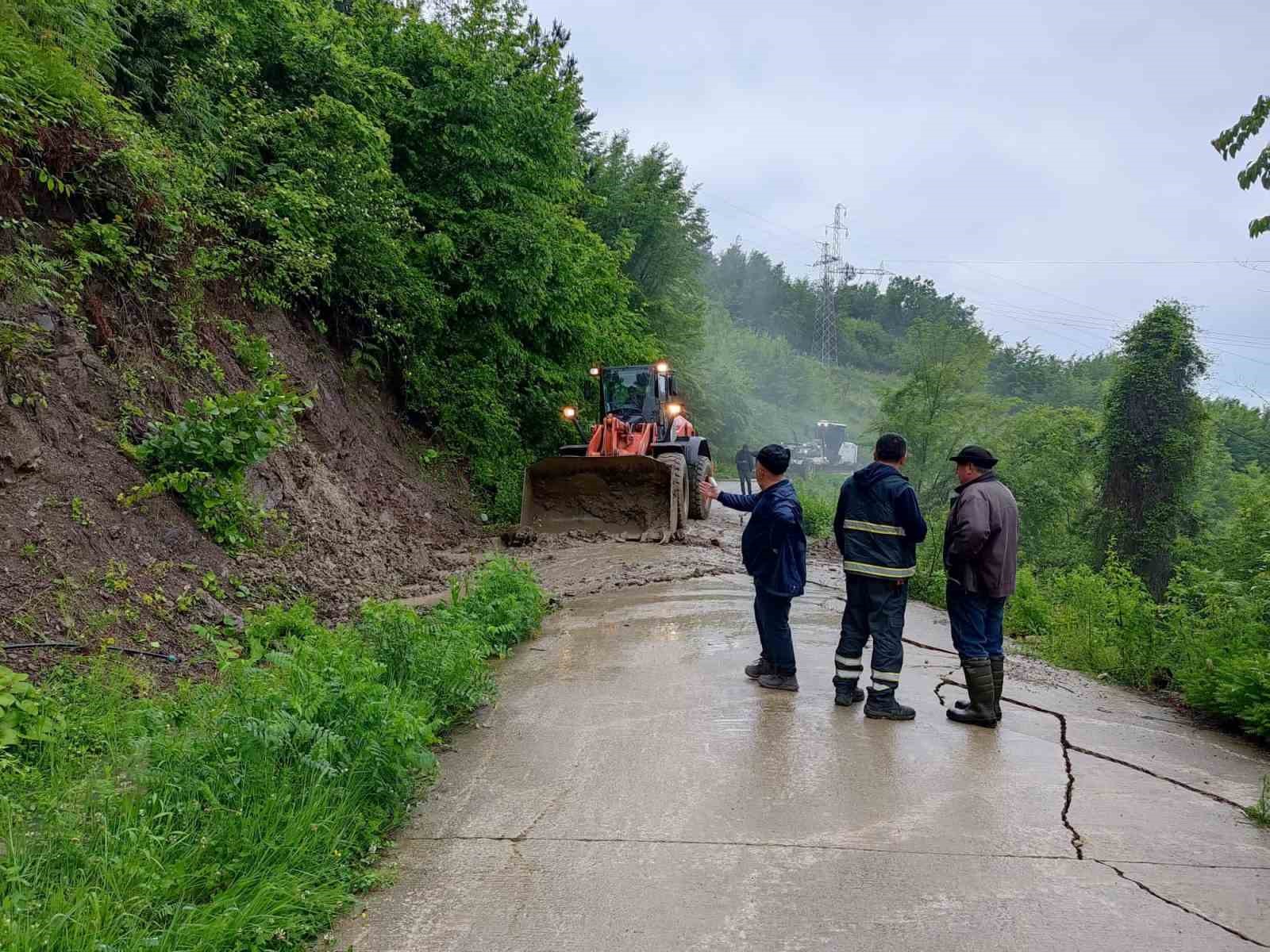 KASTAMONU’DA ŞİDDETLİ SAĞANAK 38 KÖYE ULAŞIMI KAPATTI