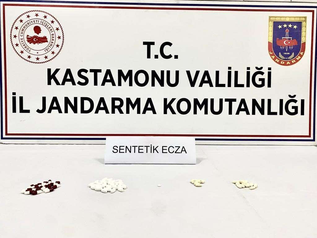 ANKARA’DAN KASTAMONU’NUN ARAÇ İLÇESİNE GETİRDİĞİ UYUŞTURUCU MADDEYİ PİYASAYA SÜRMEK İSTEYEN