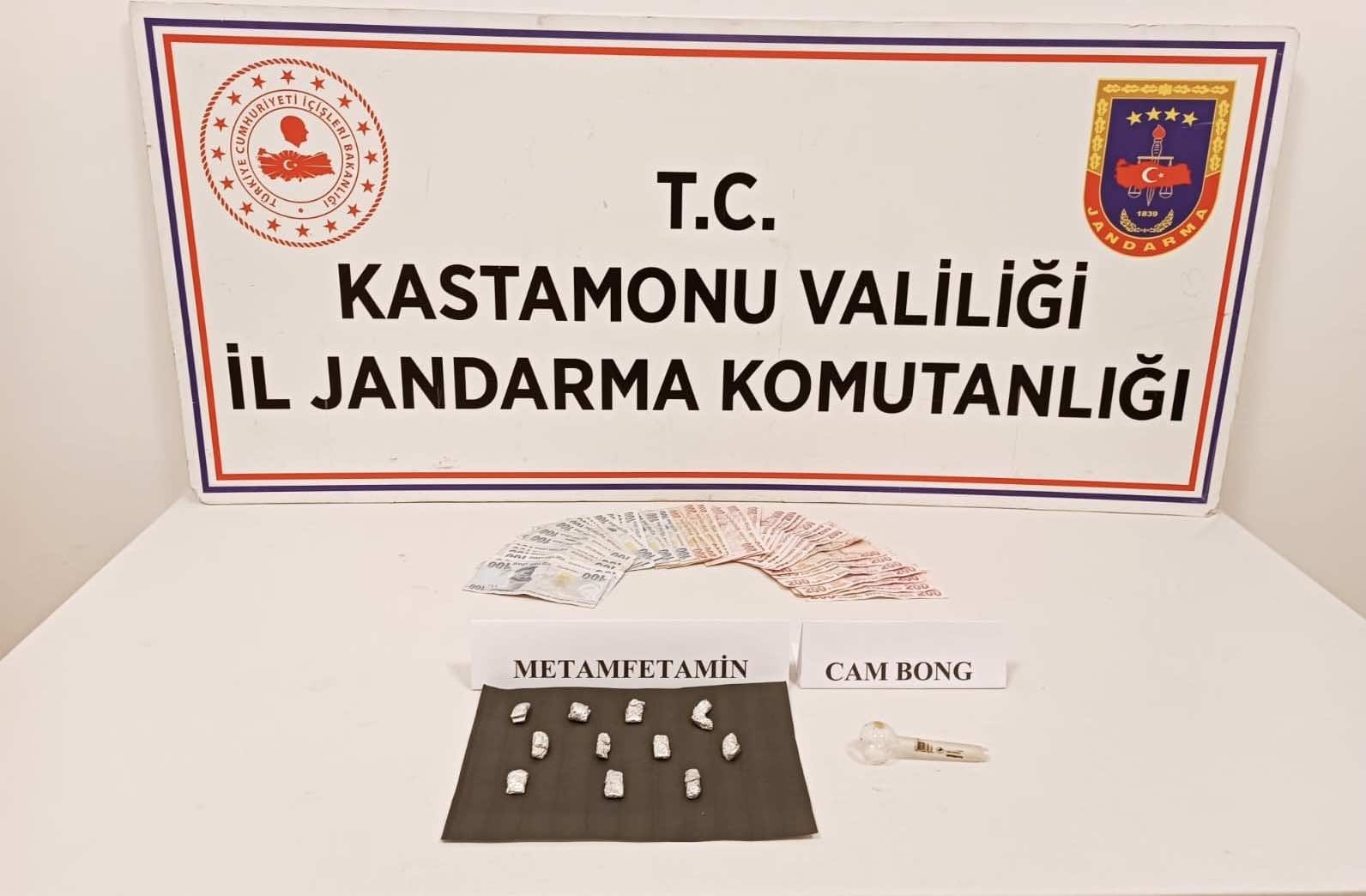 İSTANBUL’DAN KASTAMONU’YA PİYASAYA SÜRMEK ÜZERE UYUŞTURUCU GETİRİRKEN JANDARMA EKİPLERİNCE YAKALANAN