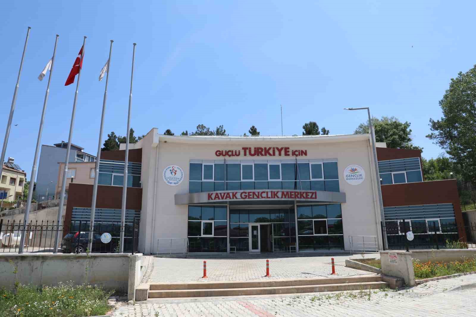 GENÇLİK MERKEZİ KAVAKLILARI BEKLİYOR