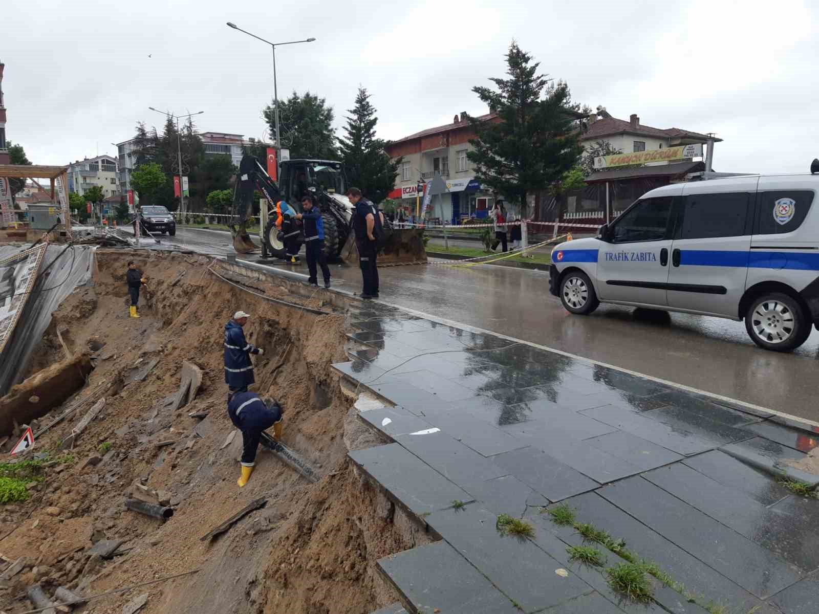 KAVAK YAĞMURA TESLİM OLDU.