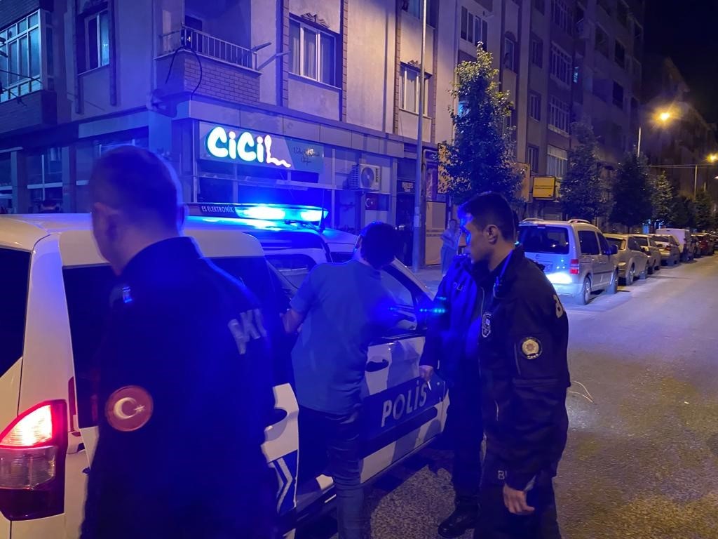 ÇORLU’DA KAVGA İHBARINA GİDEN BEKÇİ GÖREVLİLERİ, ŞÜPHELENDİĞİ BİR ŞAHSIN ÜZERİNDE